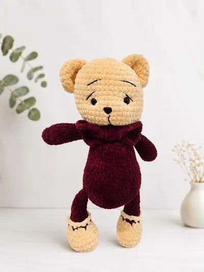 El Yapımı Amigurumi Ayıcık Oyuncak – Bordo Kıyafetli Örgü Ayı Bebek