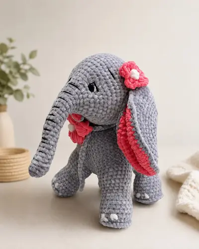 El Yapımı Amigurumi Fil Oyuncak – Gri & Pembe Yumuşak Örgü Fil Bebek — Amigurumi detay görseli 2